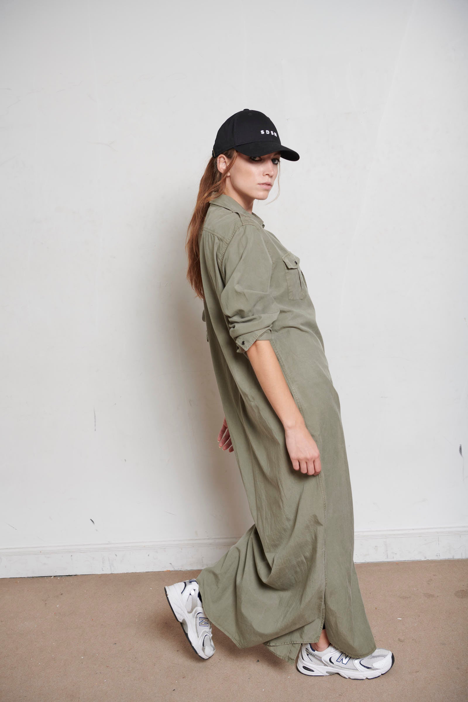 SARAH DE SAINT HUBERT fluid maxi shirt dress in a cotton, tencel & linnen blend. Signature black snaps buttoning at the front side & sleeves cuffs. 2 front pockets & pleat at the back side. 2 high slits at the sides. Straight boyfriend fit. Made in Portugal in limited quantities