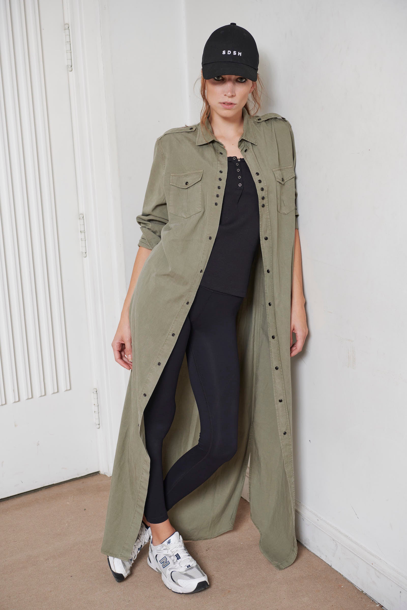 SARAH DE SAINT HUBERT fluid maxi shirt dress in a cotton, tencel & linnen blend. Signature black snaps buttoning at the front side & sleeves cuffs. 2 front pockets & pleat at the back side. 2 high slits at the sides. Straight boyfriend fit. Made in Portugal in limited quantities