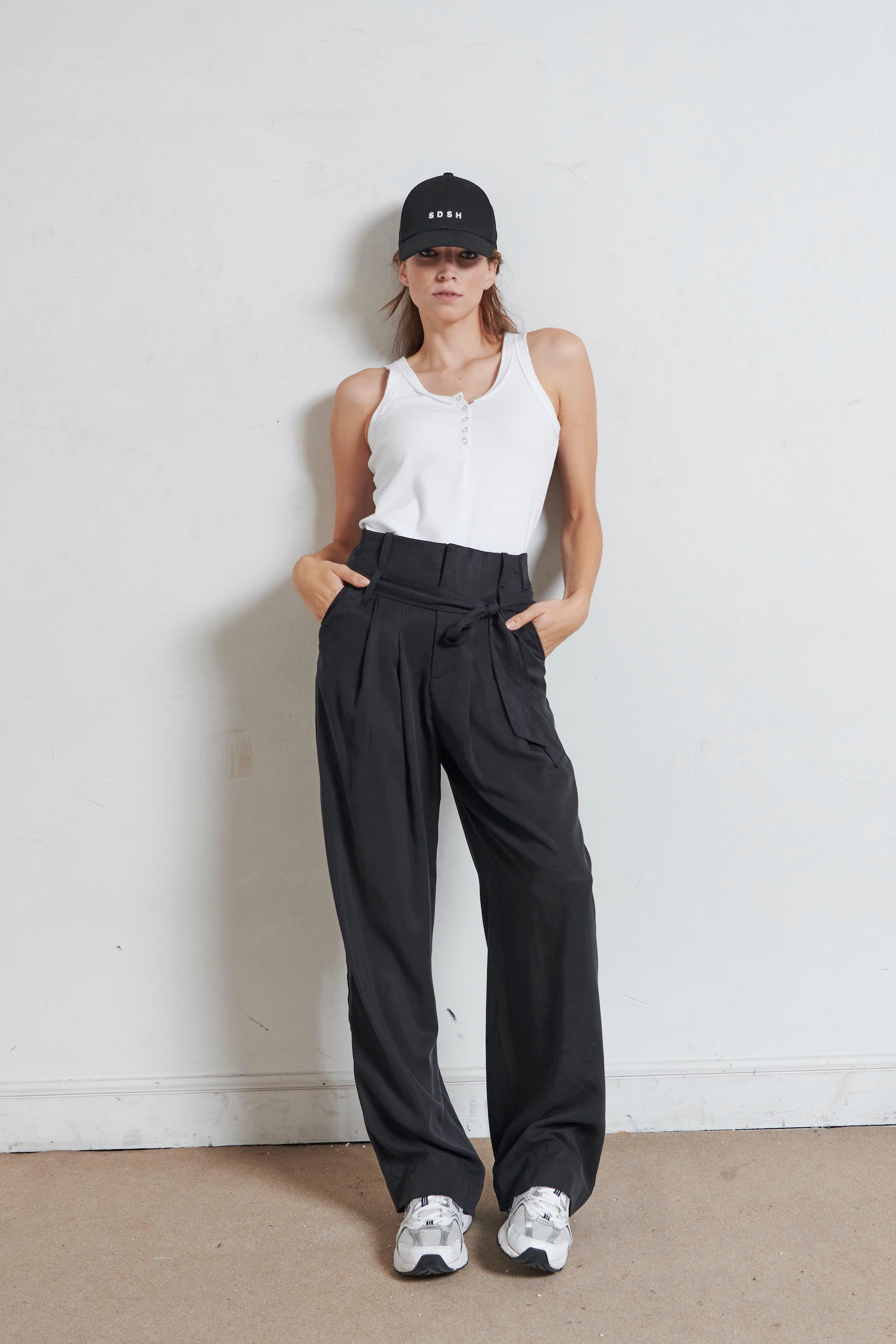 SARAH DE SAINT HUBERT fluid wide leg & high rise trousers made in Tencel. 4 pleats & 2 pockets at the front side, 2 pockets at the backside. The waist belt can be tightened in 2 different positions, higher or lower, according to the desired look! Loose fit, true-to-size. 100% Tencel - natural fiber. Made in Portugal