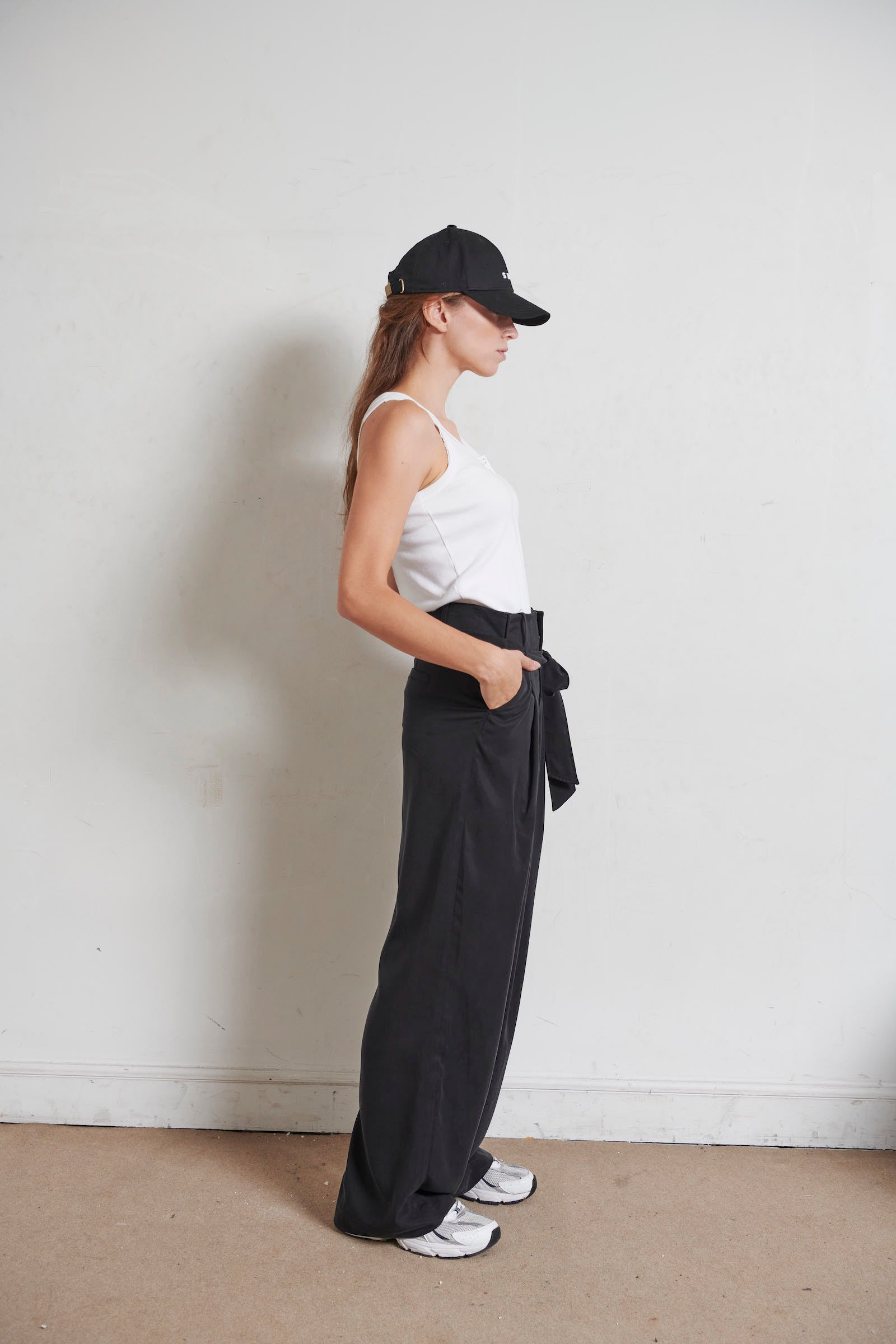 SARAH DE SAINT HUBERT fluid wide leg & high rise trousers made in Tencel. 4 pleats & 2 pockets at the front side, 2 pockets at the backside. The waist belt can be tightened in 2 different positions, higher or lower, according to the desired look! Loose fit, true-to-size. 100% Tencel - natural fiber. Made in Portugal