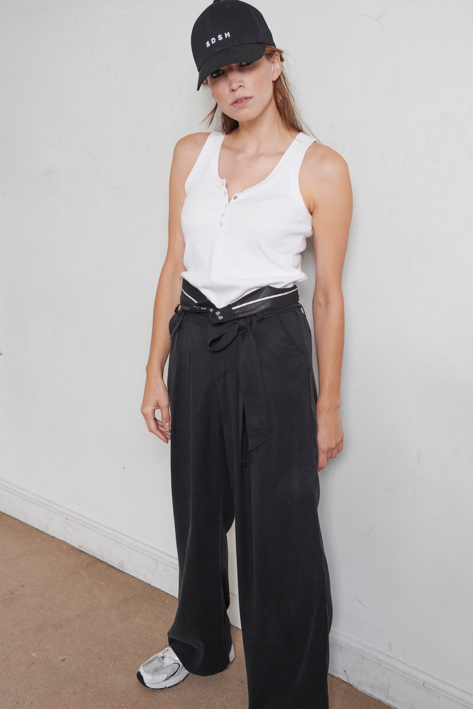 SARAH DE SAINT HUBERT fluid wide leg & high rise trousers made in Tencel. 4 pleats & 2 pockets at the front side, 2 pockets at the backside. The waist belt can be tightened in 2 different positions, higher or lower, according to the desired look! Loose fit, true-to-size. 100% Tencel - natural fiber. Made in Portugal