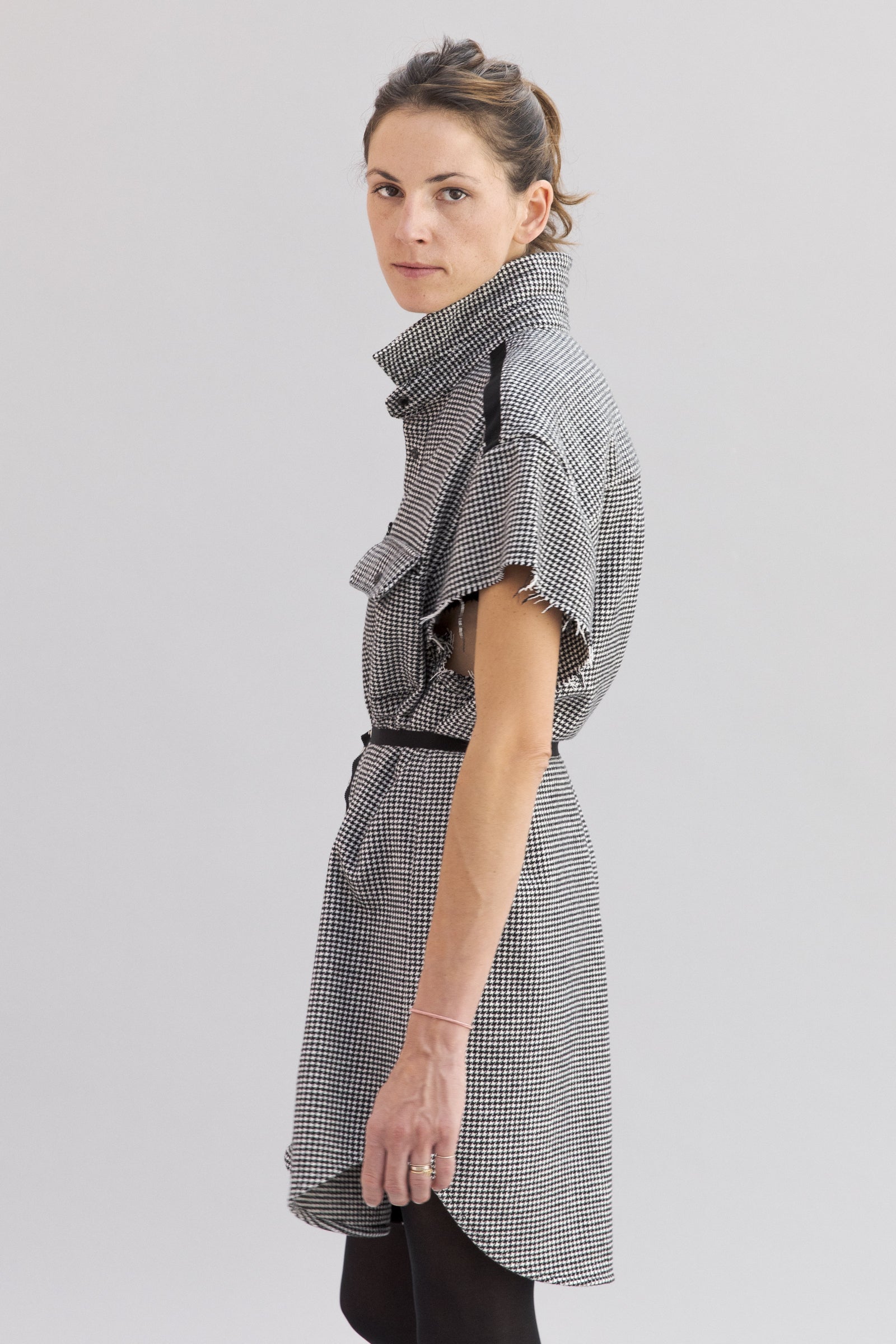 SARAH DE SAINT HUBERT oversized 'Pied de Poule' shirt dress made of cotton with raw cut sleeves. Boyish and straight fit.