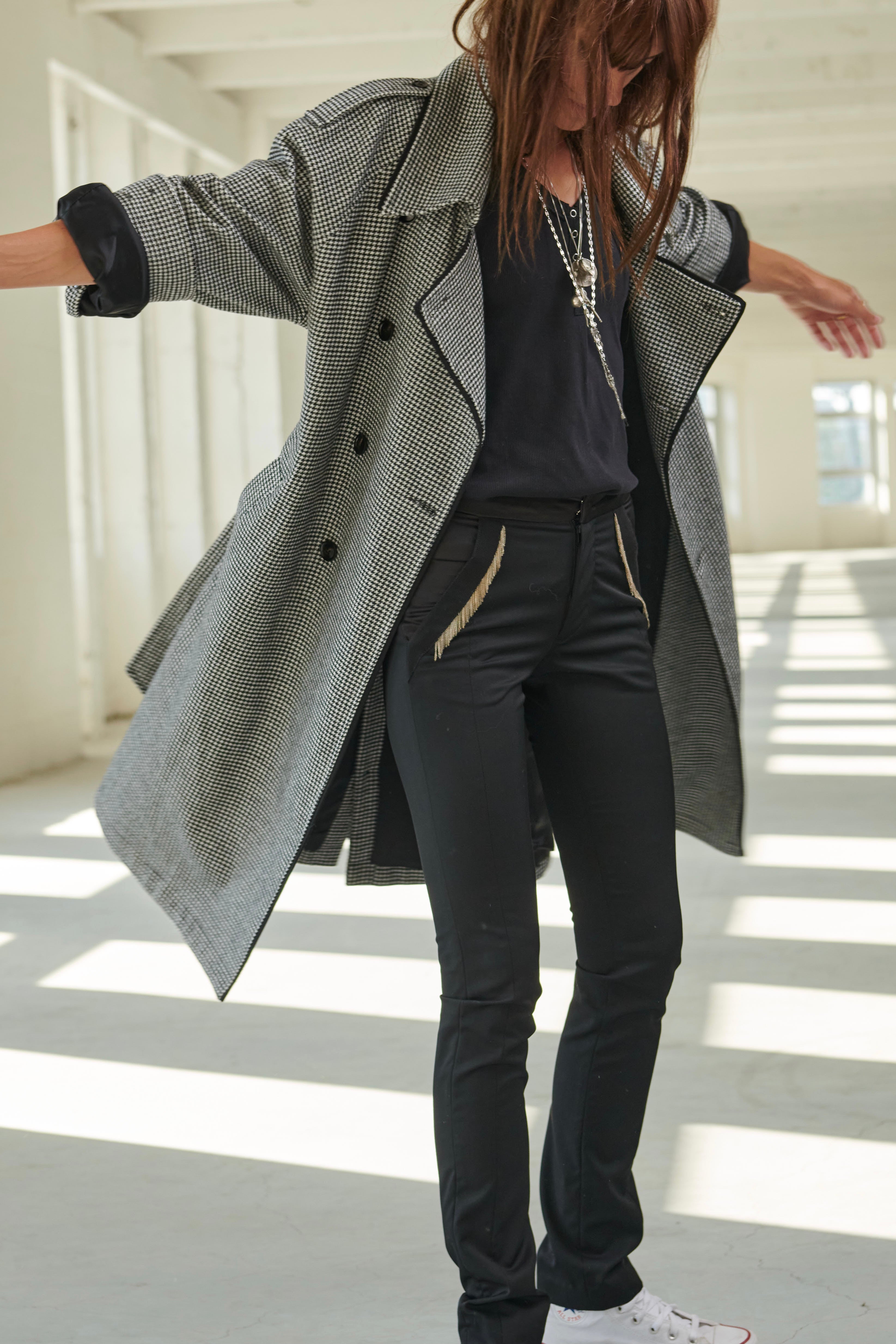 SARAH DE SAINT HUBERT grey/white 'Pied de Poule' fluid trenchcoat made of black viscose lining with a matching waist belt. Straight and wide fit.