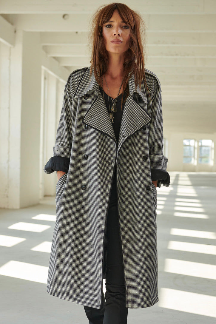 SARAH DE SAINT HUBERT grey/white 'Pied de Poule' fluid trenchcoat made of black viscose lining with a matching waist belt. Straight and wide fit.