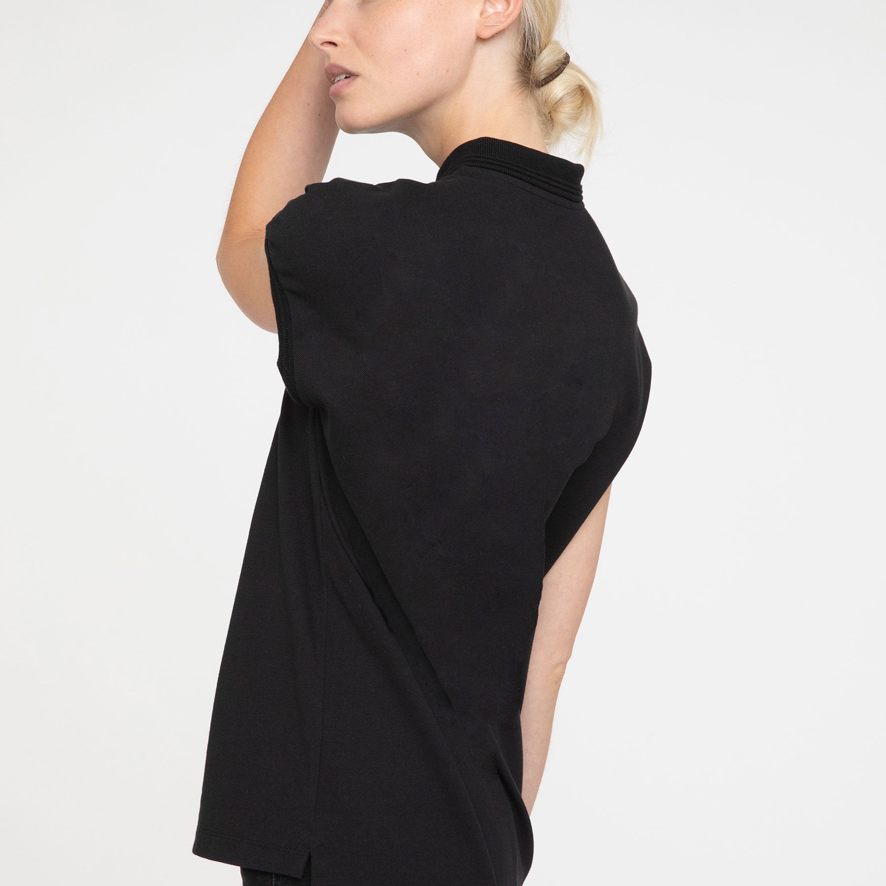 SARAH DE SAINT HUBERT black piqué polo shirt made of cotton piqué jersey with satin self covered buttons at the frontside. A timeless feminine polo shirt with a straight/relaxed fit.