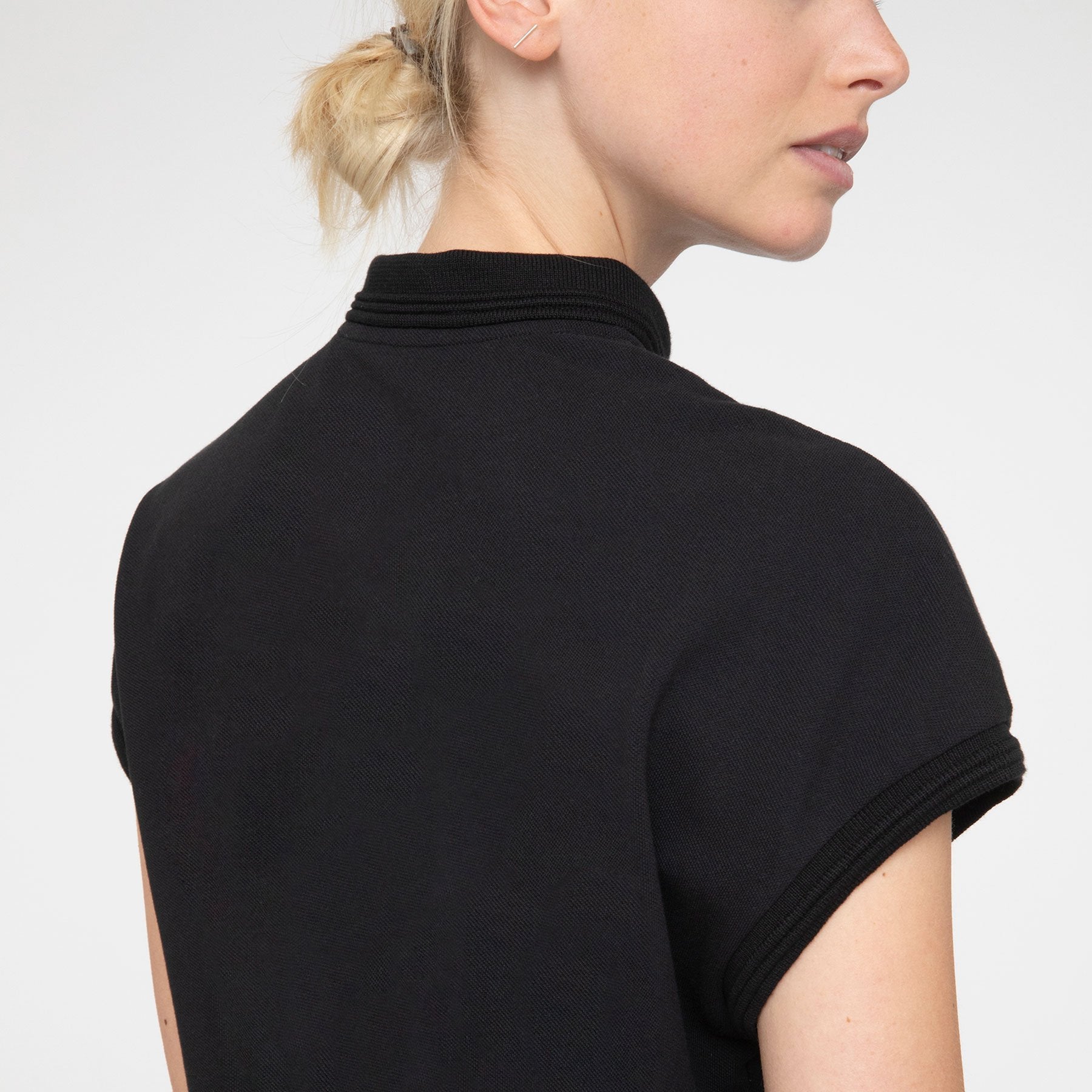 SARAH DE SAINT HUBERT black piqué polo shirt made of cotton piqué jersey with satin self covered buttons at the frontside. A timeless feminine polo shirt with a straight/relaxed fit.