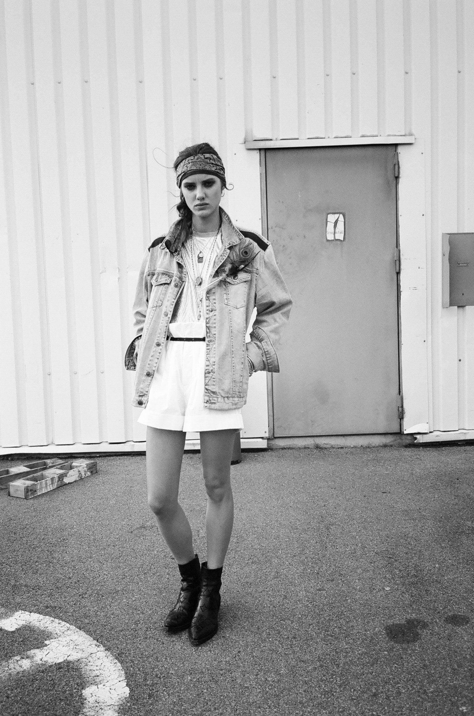 SARAH DE SAINT HUBERT white high-waisted shorts made of crushed cotton with double waist loops. A feminine and flattering fit.