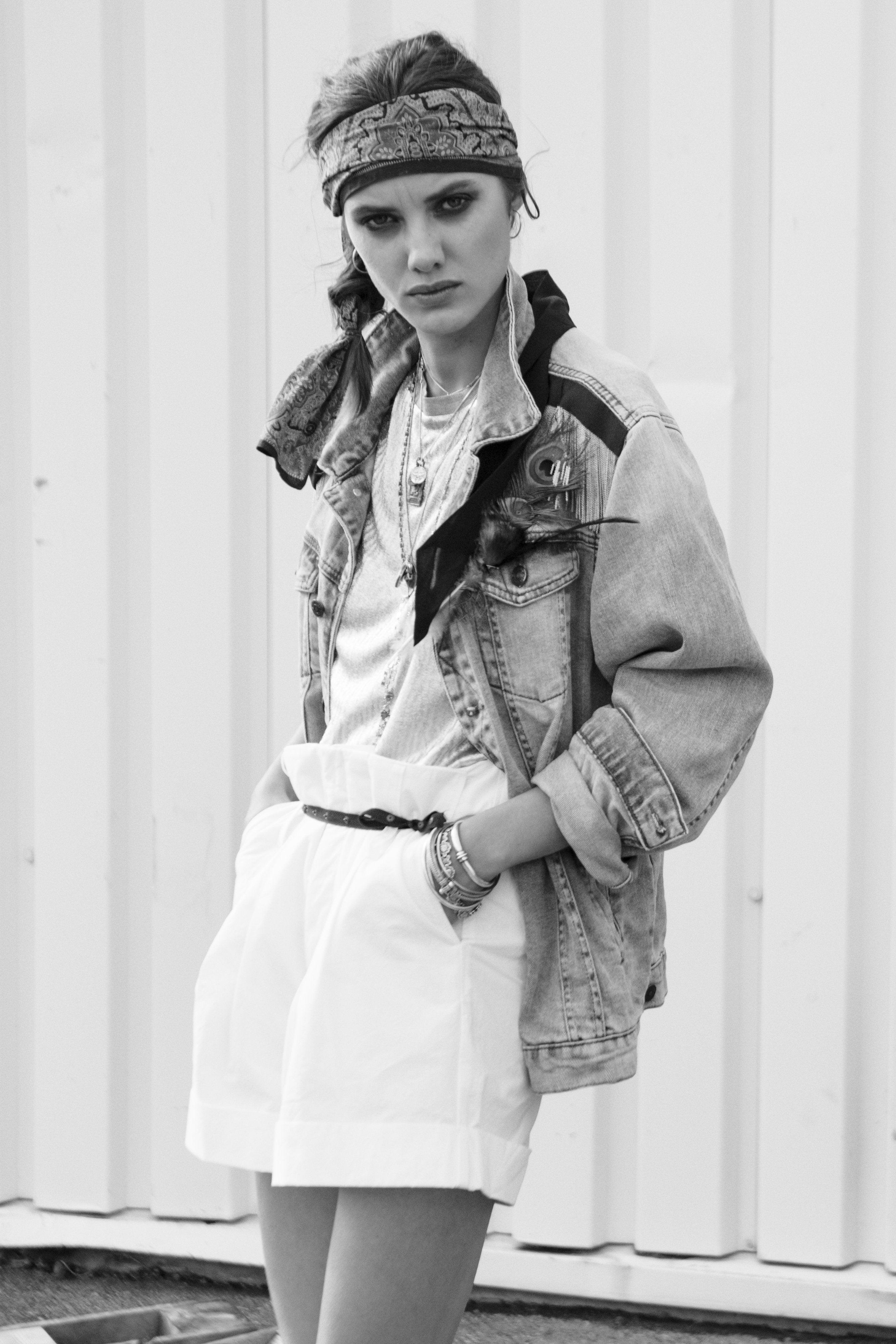 SARAH DE SAINT HUBERT white high-waisted shorts made of crushed cotton with double waist loops. A feminine and flattering fit.