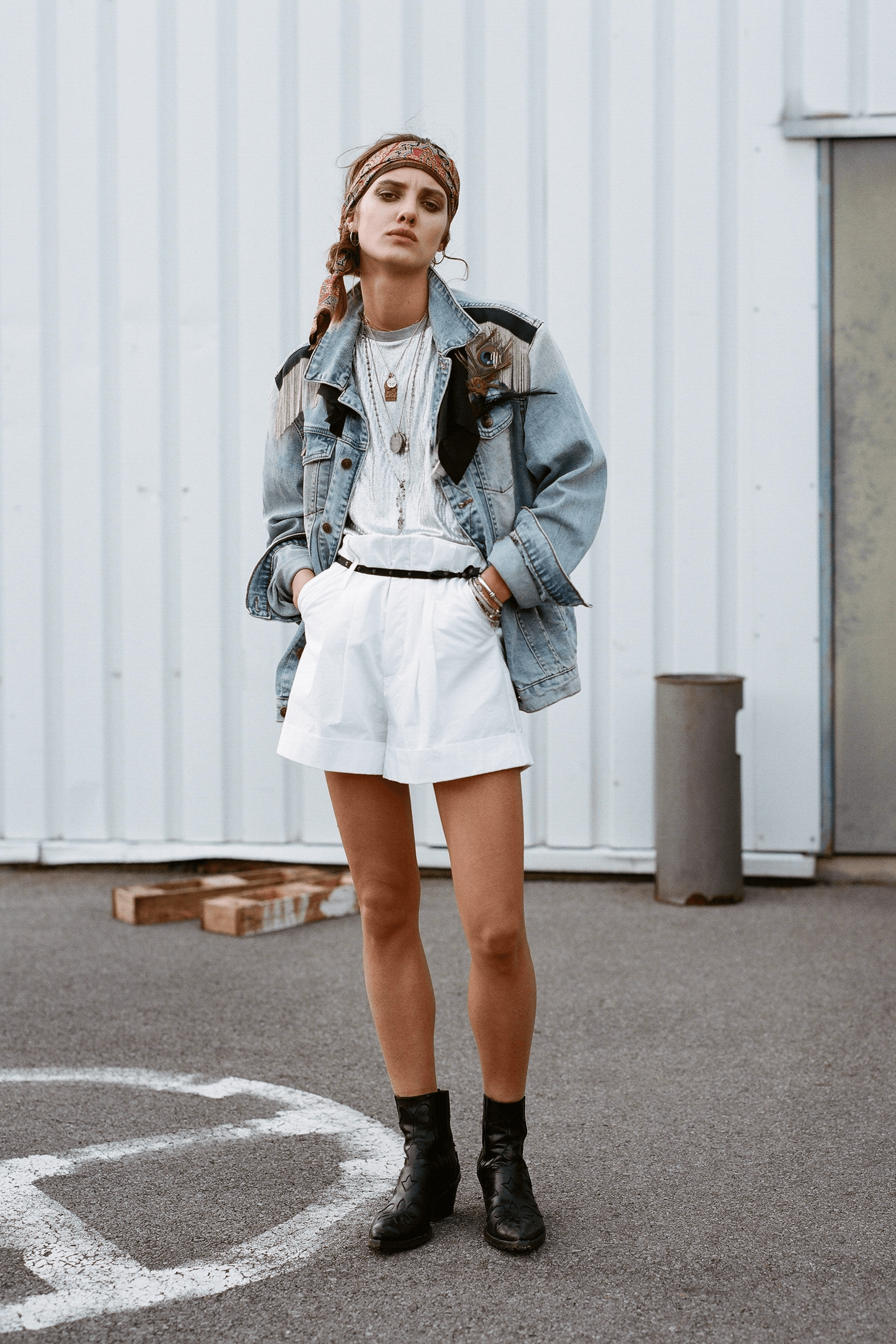 SARAH DE SAINT HUBERT white high-waisted shorts made of crushed cotton with double waist loops. A feminine and flattering fit.