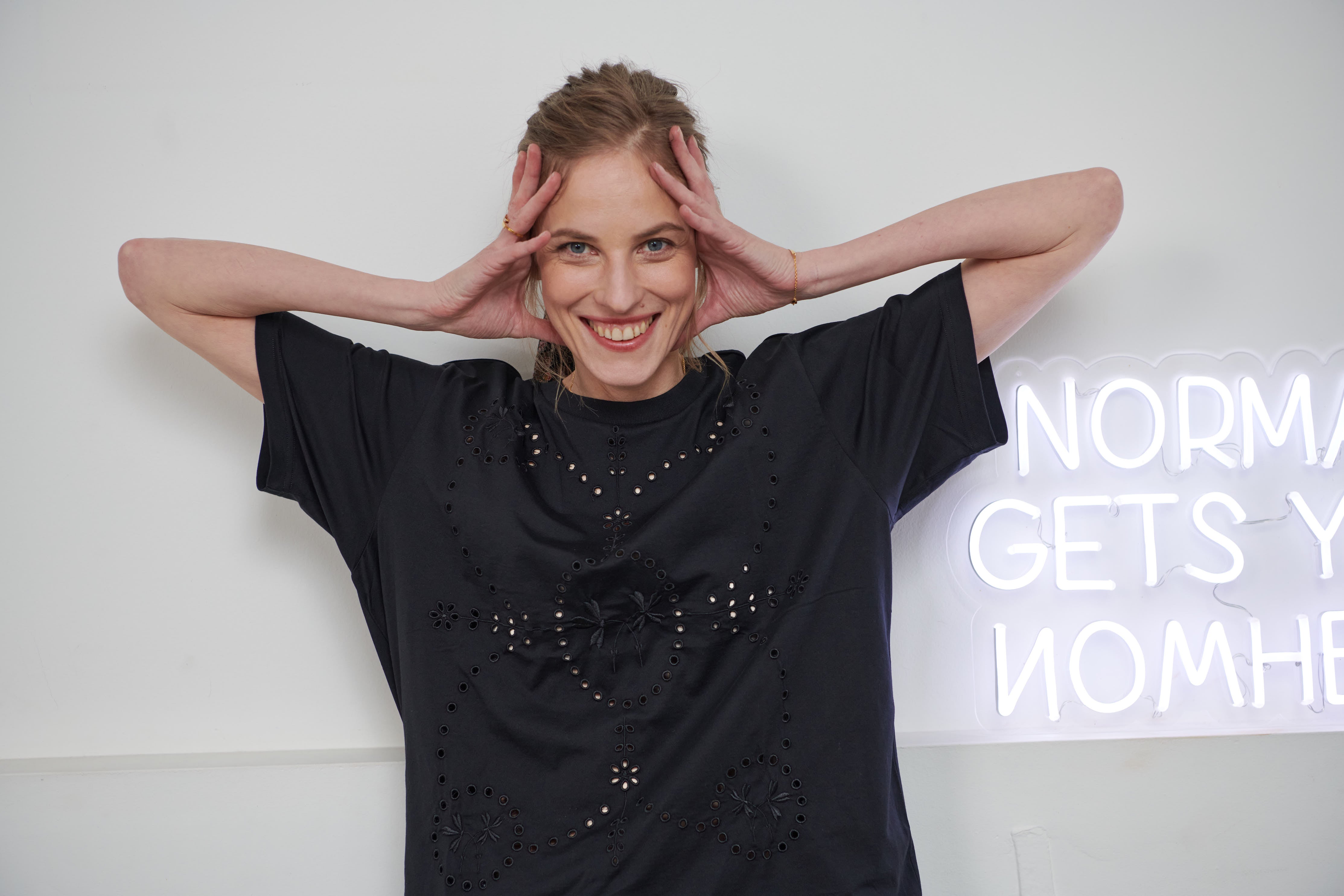 Black crew neck T-shirt with our signature embroidery at the front side. 100% organic cotton jersey, straight & relaxed fit. Ethically made in Portugal.