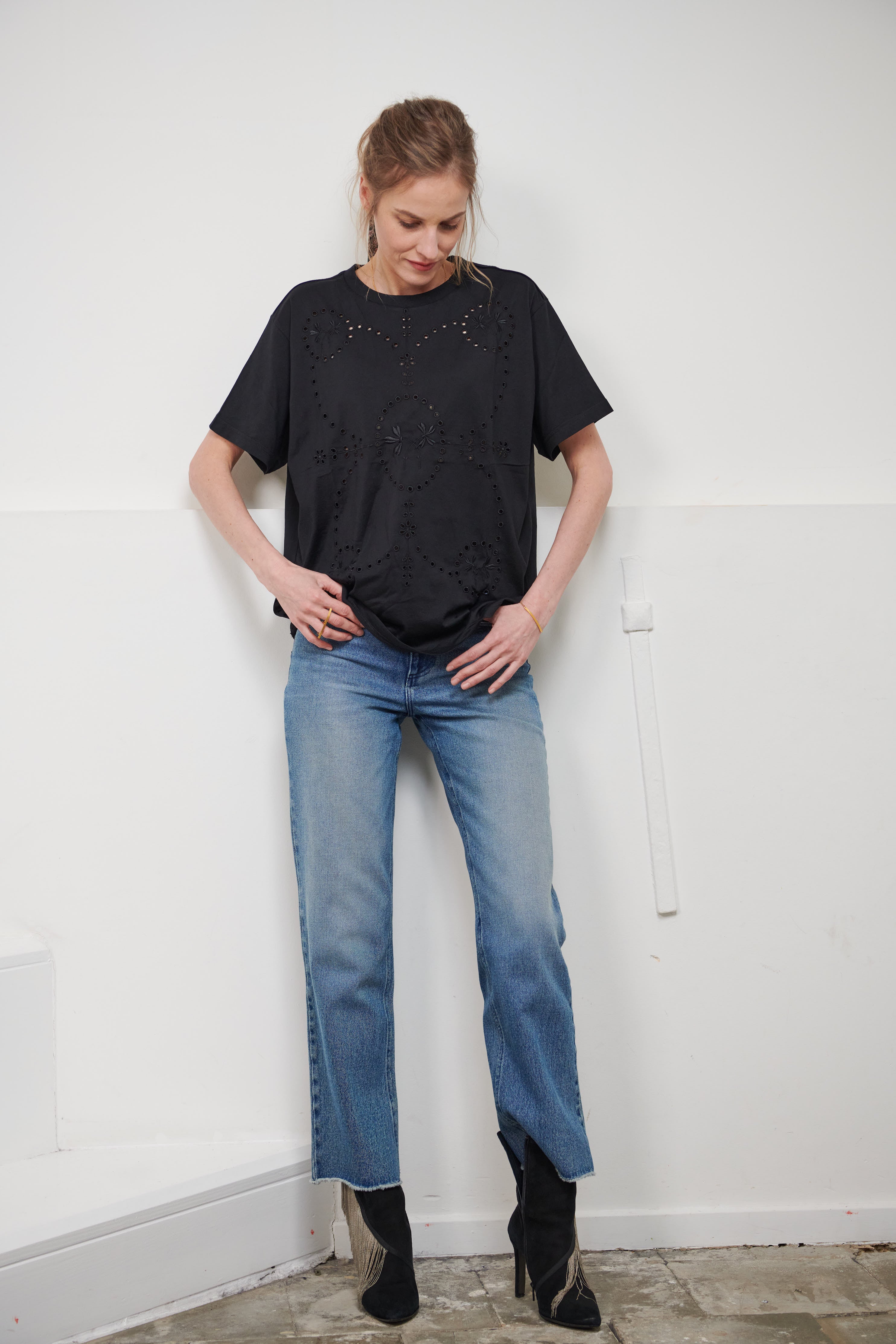 Black crew neck T-shirt with our signature embroidery at the front side. 100% organic cotton jersey, straight & relaxed fit. Ethically made in Portugal.