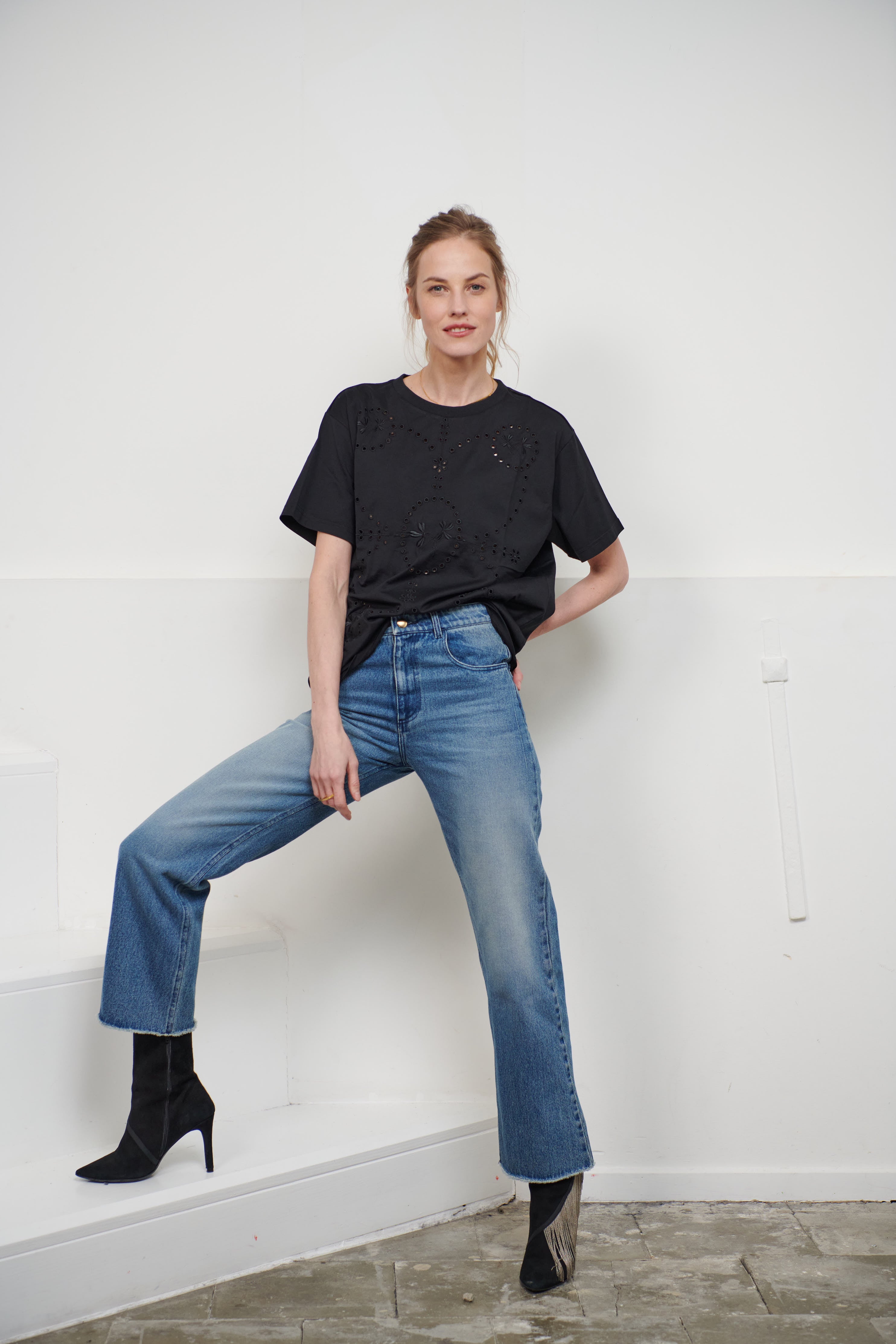 Black crew neck T-shirt with our signature embroidery at the front side. 100% organic cotton jersey, straight & relaxed fit. Ethically made in Portugal.