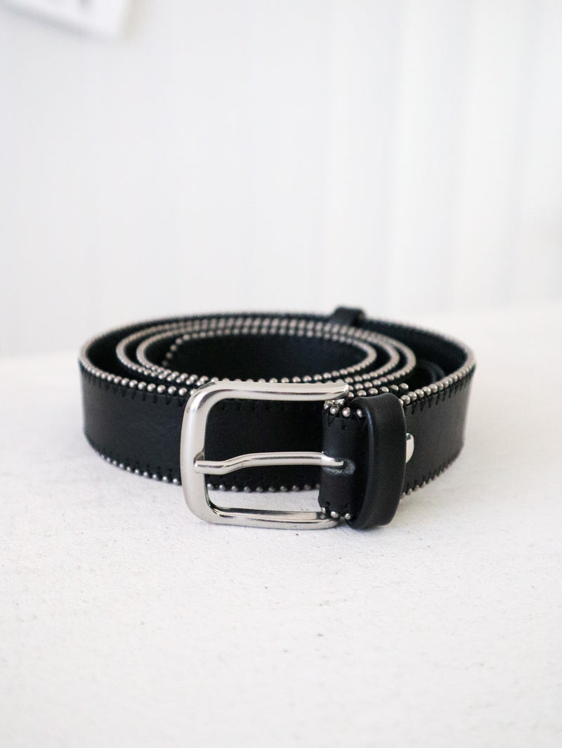 A classic black leather belt as a versatile accessory.