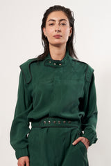 SARAH DE SAINT HUBERT Heritage racing jumpsuit with SDSH signature details. Dark green gros-grain trimming around the neck and waist belt. Iconic rows of metal snaps at the collar and waist. Wear it baggy for a boyish look. Wear it tightened at the waist for a more feminine look. Straight and relaxed fit. Black tencel (natural fibers). 100% tn. Made in Portugal