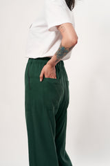 Confortable and fluid trousers in Tencel fabric, colour forest green. A casual chic outfit. Elasticated waistband, wide and straight fit at the legs. 2 front and back pockets. Designed in Belgium, made in Portugal