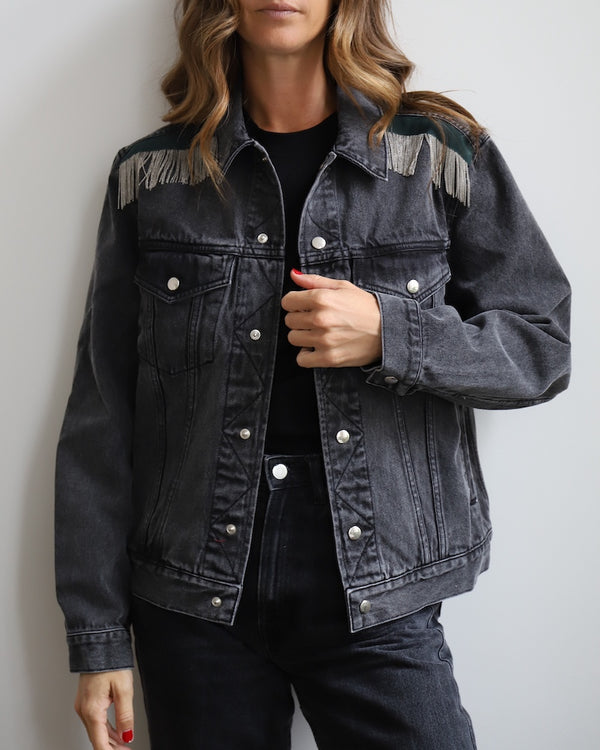 The SARAH DE SAINT HUBERT ROMY CHAINS off-black cotton denim jacket is the perfect blend of timeless design and modern style. Its signature hand-embroidered chains at the shoulders with dark green gros-grain tape and silver press buttons add a luxurious touch, giving it a boyish yet pure look. This jacket is sure to be your go-to for a timeless rock'n roll look. Boyfriend fit. 100% cotton, Made in Portugal