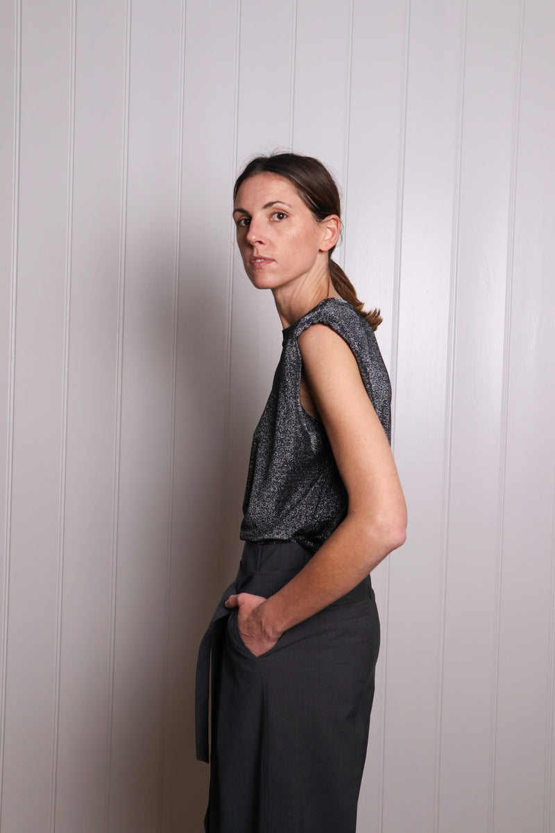 Fluid deluxe shoulder padded top for a power look ! 
Silver laminated on a black jersey base
Straight & relaxed fit
Crew neck line
100% viscose jersey
Made in Portugal