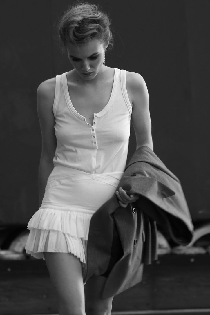 SARAH DE SAINT HUBERT jupe à volants en voile blanc, en coton. Silhouette féminine.