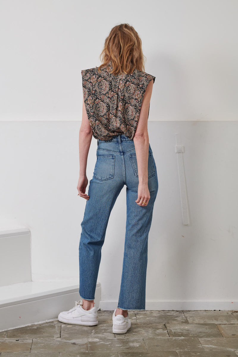 SARAH DE SAINT HUBERT sleeveless fluid & loose shirt in 100% paisley printed viscose. The shoulders can be worn either loose or folded inside for a 'straight shoulder pads' look! The fit of this shirt is straight and rather oversized. Made in Portugal.
