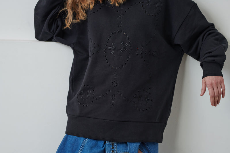 Relaxed and elegant women's black sweatshirt featuring our large signature embroidery at the front. 100% black cotton. Made in Portugal