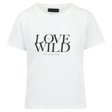 T-shirt blanc SARAH DE SAINT HUBERT en jersey de coton avec le slogan iconique "Love her Wild". Un T-shirt féminin intemporel à la coupe droite.