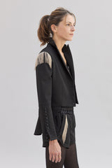 Veste en satin noir SARAH DE SAINT HUBERT en laine vierge avec des chaînes brodées à la main. Silhouette féminine de rock'n'roll. 