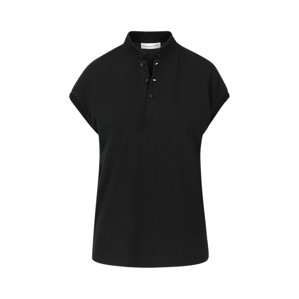Polo en jersey piqué noir SARAH DE SAINT HUBERT avec insertion de dentelle de Calais dans le dos. Une chemise féminine intemporelle avec une coupe droite.