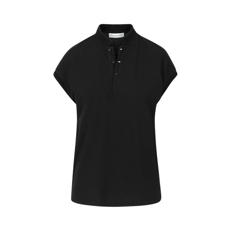 Polo en jersey piqué noir SARAH DE SAINT HUBERT avec insertion de dentelle de Calais dans le dos. Une chemise féminine intemporelle avec une coupe droite.