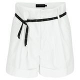 Short blanc taille haute SARAH DE SAINT HUBERT en coton écrasé avec double boucle à la taille. Une coupe féminine et flatteuse.