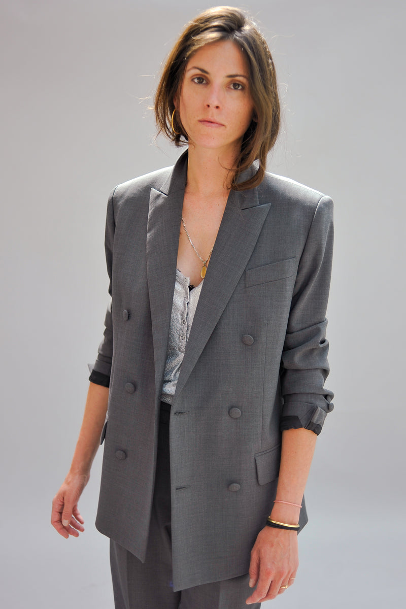 SARAH DE SAINT HUBERT veste à double boutonnage gris en laine vierge légère avec ouverture diagonale des poignets boutonnée. Coupe boyfriend et droite.