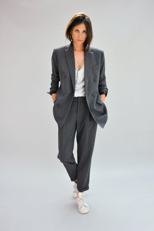 SARAH DE SAINT HUBERT mid-grey straight trousers made of light virgin wool blend with 2 pockets and 2 pleats at the frontside. A feminine, slightly cropped and flattering fit.