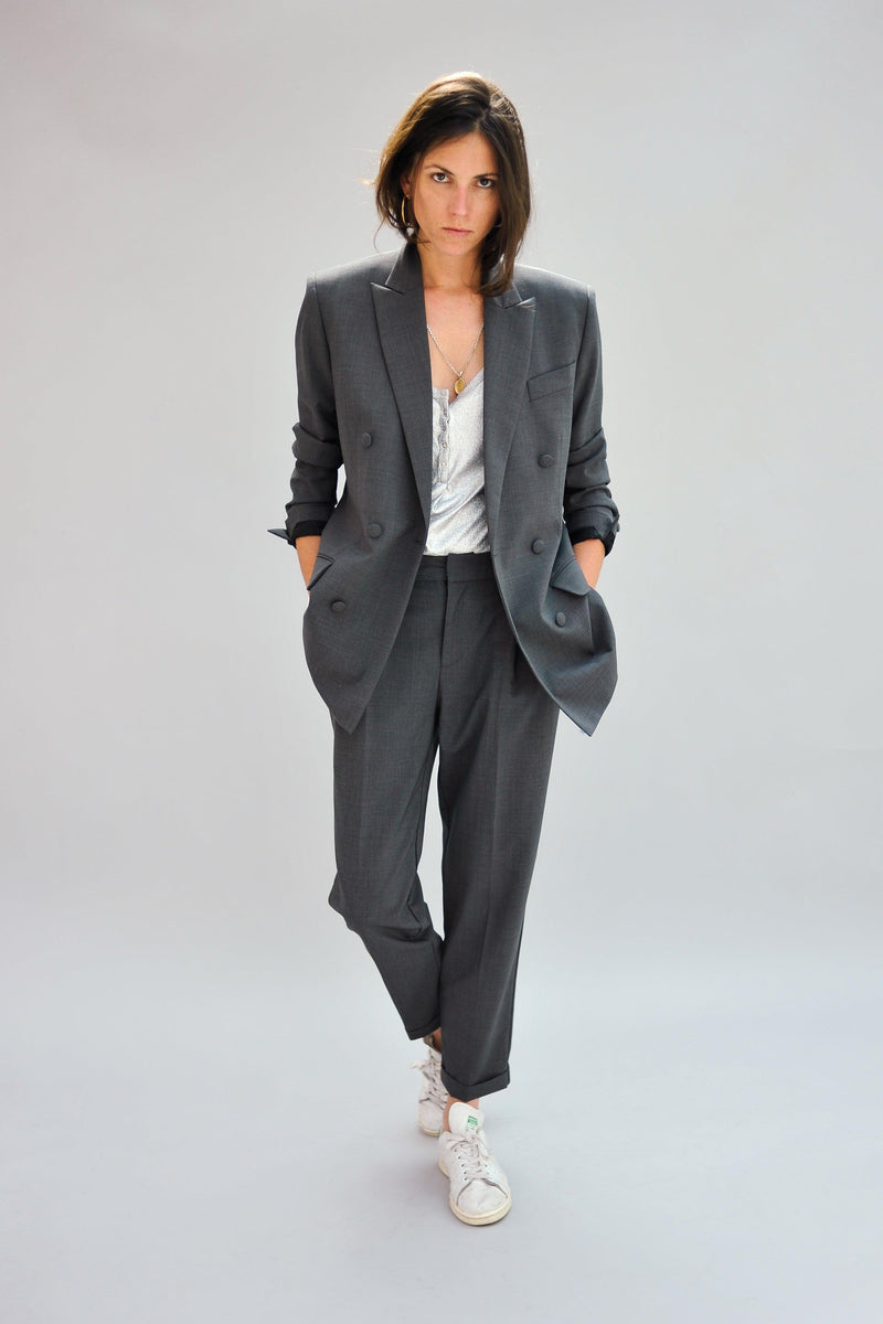 Pantalon droit SARAH DE SAINT HUBERT gris moyen en mélange de laine vierge légère avec 2 poches et 2 plis sur le devant. Une coupe féminine, légèrement cintrée et flatteuse.