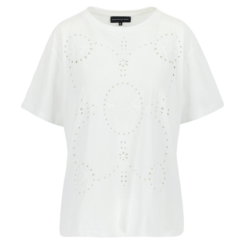 T-shirt blanc à col ras du cou SARAH DE SAINT HUBERT en jersey de coton avec motif brodé en broderie anglaise sur le devant. Coupe droite et décontractée.