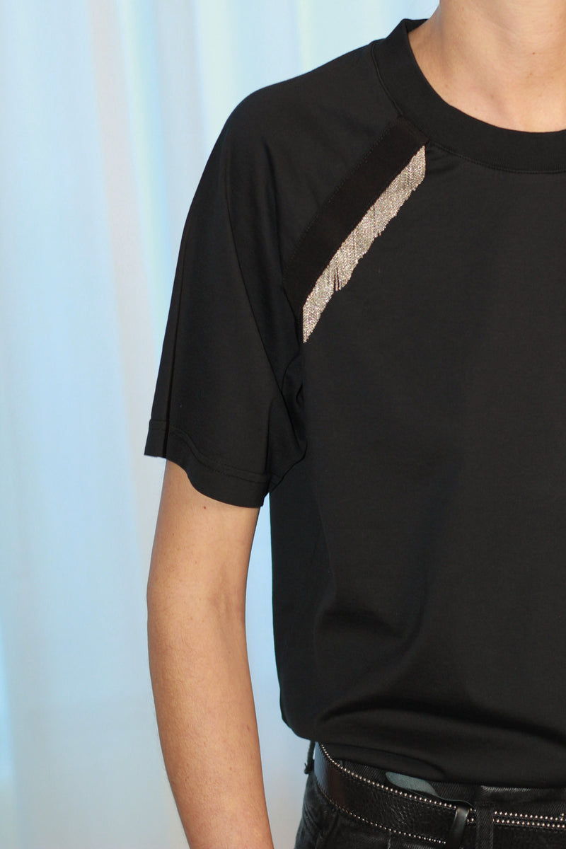 LOU is crafted in 100% Egyptian organic cotton jersey. This black T-shirt features a straight fit and short sleeves for a timeless silhouette. The signature hand-embroidered chain inserts adorn the front side, adding a bold yet refined edge. Designed in a straight fit, it’s true to size—size up if you prefer a looser look. Produced in Portugal in limited quantities.