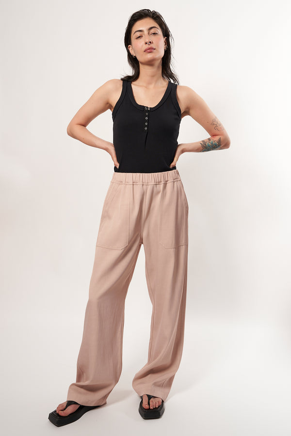 Confortable and fluid trousers in cotton viscose, colour powder. A casual chic outfit. Elasticated waistband, wide and straight fit at the legs. 2 front and back pockets. Designed in Belgium, made in Portugal