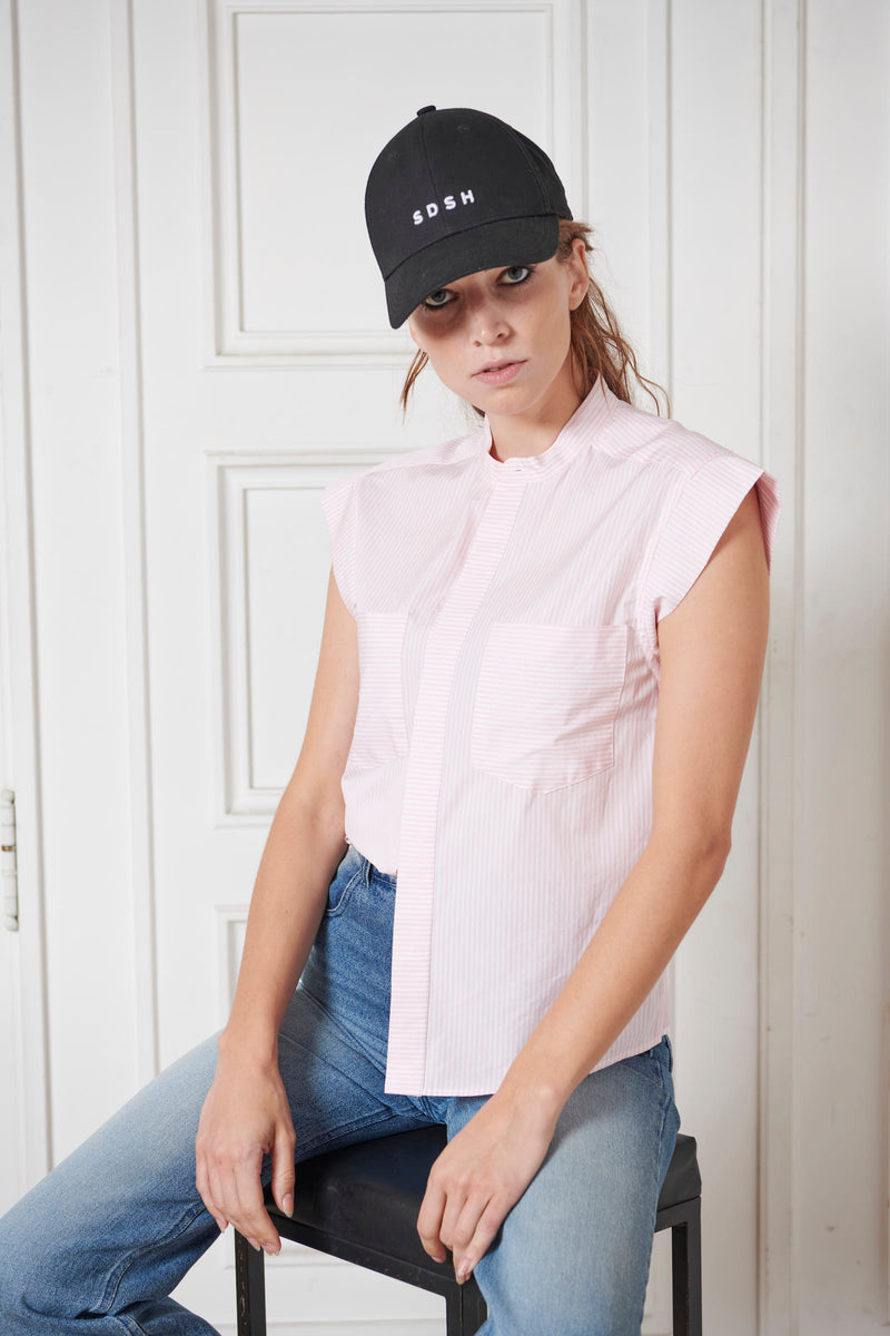 SARAH DE SAINT HUBERT structured shoulders cotton shirt  with 2 front pockets & blind front placket. Fresh pink stripes on a white base. Straight fit, true to size. 100% Italian cotton. Made in Portugal