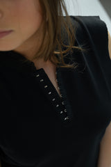 SARAH DE SAINT HUBERT zwart piqué poloshirt jurkje van katoen piqué jersey met rauw uitgesneden armsgaten. Zeer vrouwelijk en comfortabel.
