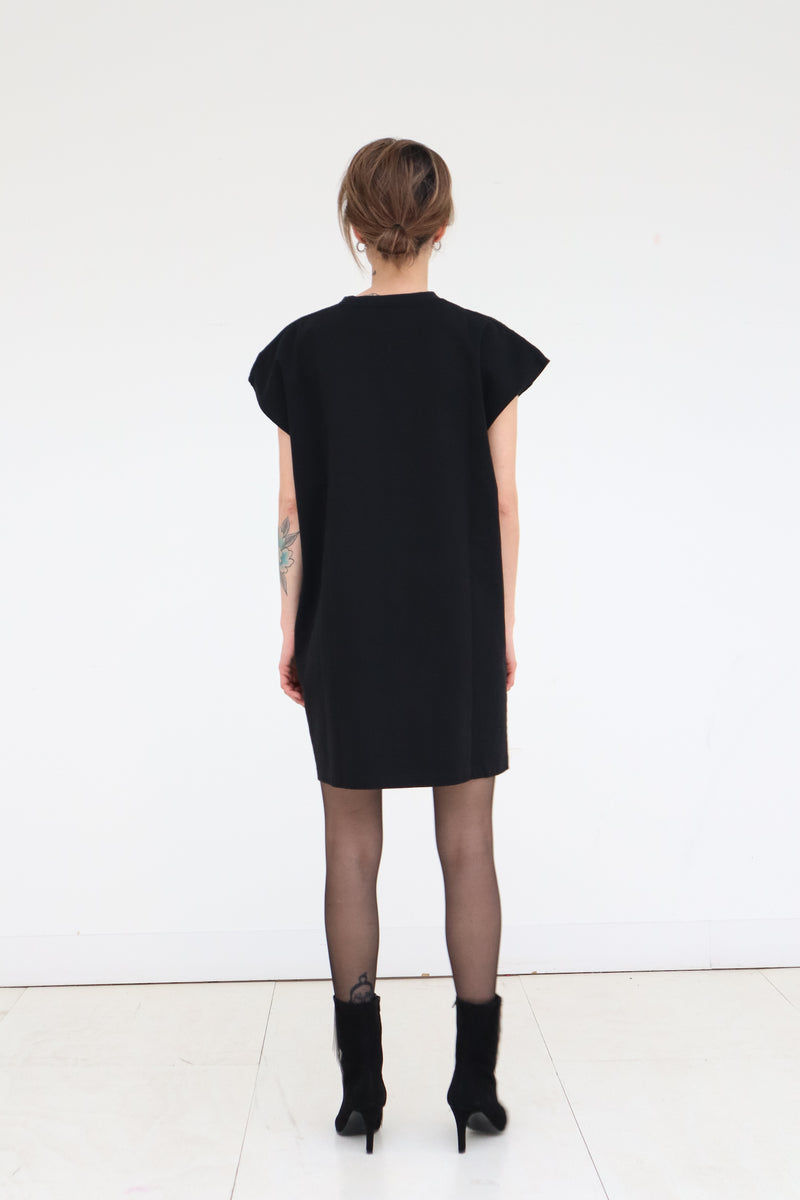 Oversized T-shirt dress in heavy cotton, featuring our signature 'broderie anglaise' at the front side. Hand-embroidered in BELGIUM at the front side with pearls (Perles de culture, type 'grains de riz'). Straight and wide fit, simple, no fuss but structured shoulders for the SDSH touch 100% black Japanese cotton & pearls Made in Portugal