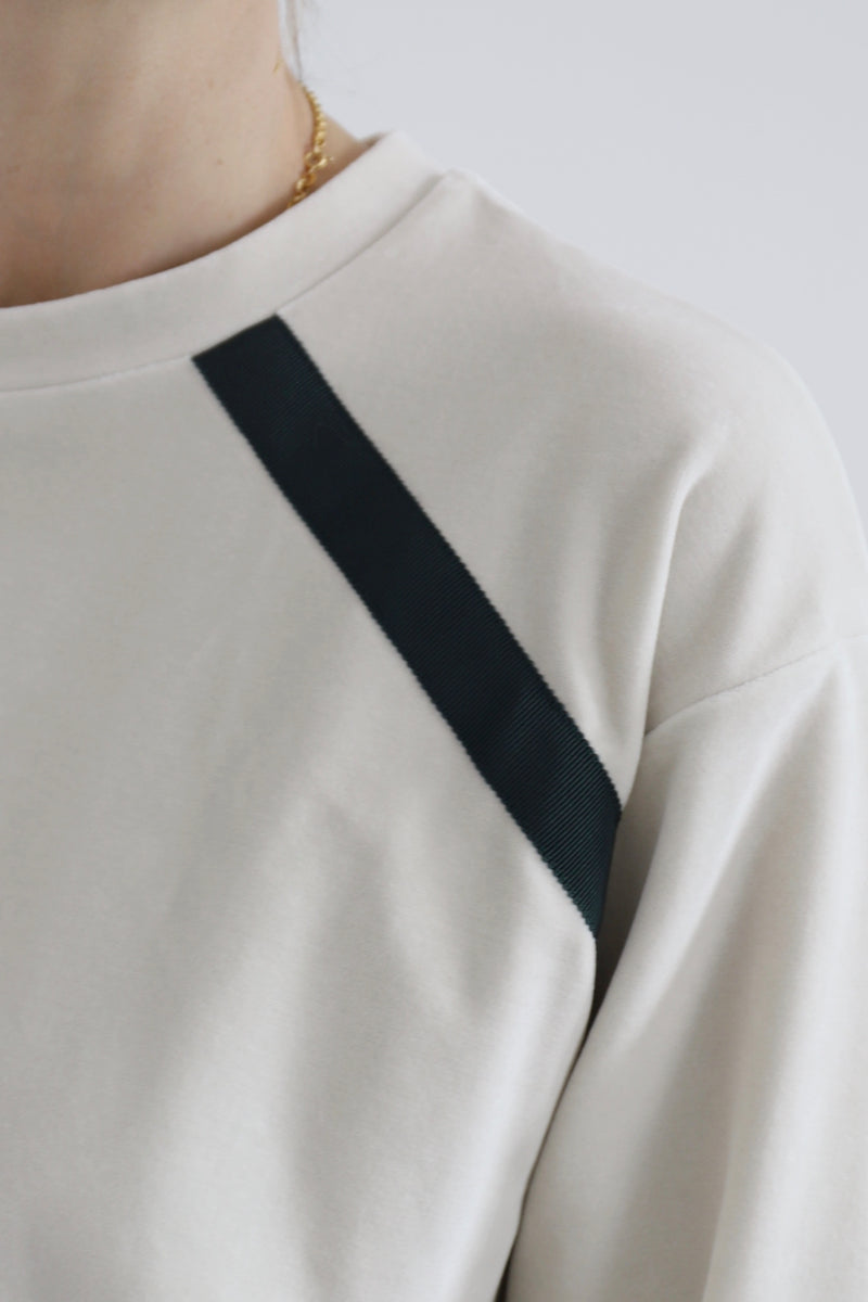 SARAH DE SAINT HUBERT relaxed fit sweatshirt, slightly cropped, in a greige velvet cotton fleece, featuring our signature dark green gros grain tape at the front side. Made from a 100% cotton. Designed in Belgium, Made in Portugal