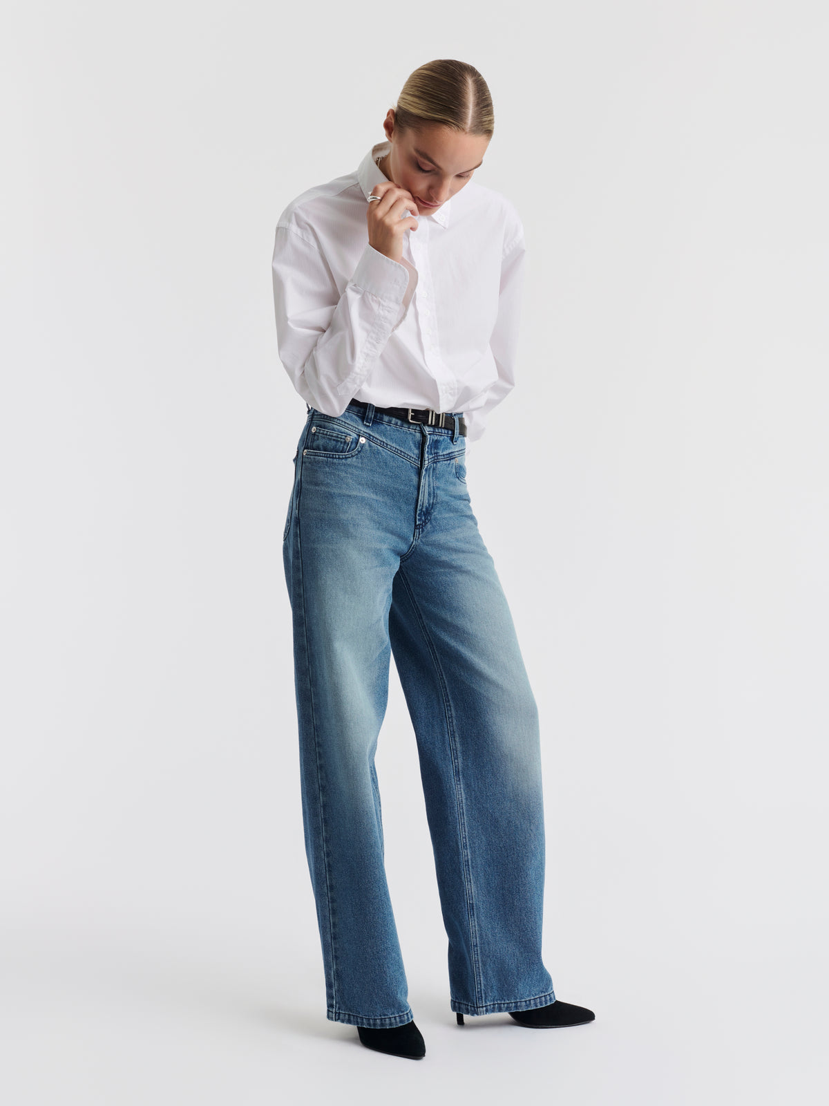 Washed blue JENNI jeans, side view