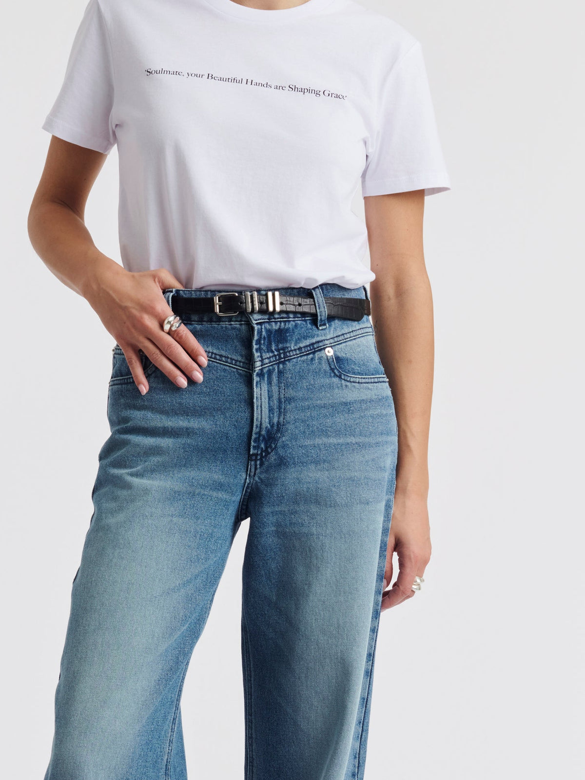 Pointed yoke below the waistband of the blue JENNI jeans