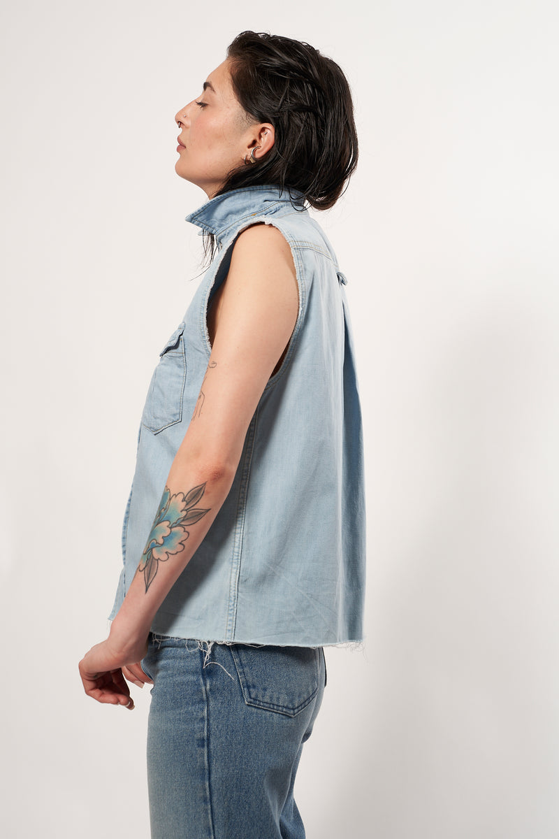 SARAH DE SAINT HUBERT light blue cotton denim boyfriend shirt. A timeless feminine shirt with a straight/relaxed fit. Signature black snaps buttonning at front & sleeves cuffs. Two front pockets & pleat at the back. Straight fit. Kara is 168 cm tall and wears a size S. 100% cotton. Made in Turkey, upcycled in Brussels