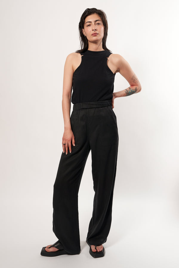 Confortable and fluid trousers in Tencel fabric, colour black. A casual chic outfit. Elasticated waistband, wide and straight fit at the legs. 2 front and back pockets. Designed in Belgium, made in Portugal.