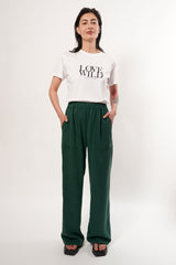 Confortable and fluid trousers in Tencel fabric, colour forest green. A casual chic outfit. Elasticated waistband, wide and straight fit at the legs. 2 front and back pockets. Designed in Belgium, made in Portugal