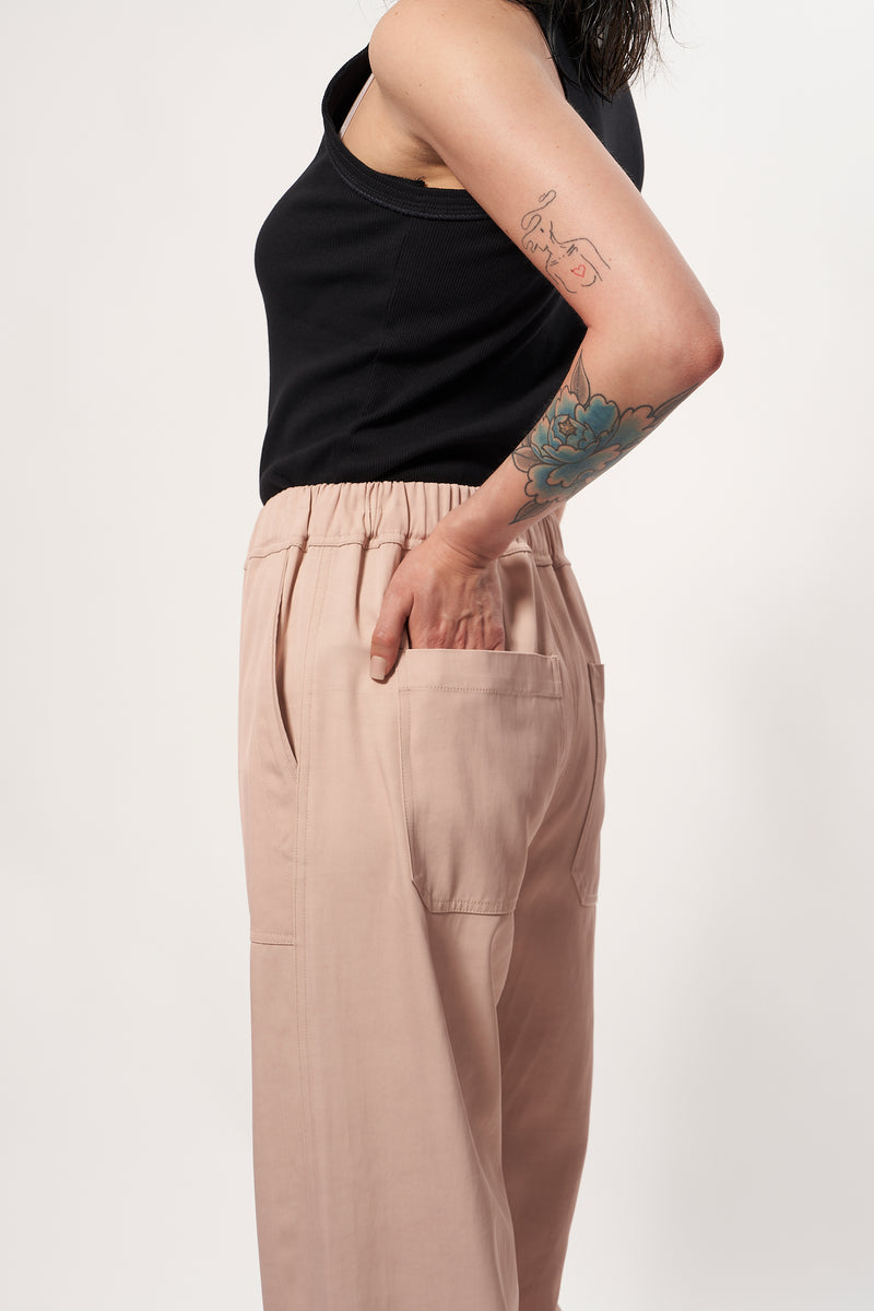 Confortable and fluid trousers in cotton viscose, colour powder. A casual chic outfit. Elasticated waistband, wide and straight fit at the legs. 2 front and back pockets. Designed in Belgium, made in Portugal