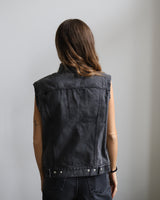 Our DALIA CHAINS off-black cotton denim jacket is the perfect blend of timeless design and modern style. Its raw-cut sleeves and signature hand-embroidered chains at the shoulders with dark green gros-grain tape and silver press buttons add a luxurious touch, giving it a boyish yet pure look. This jacket is sure to be your go-to for a timeless rock'n roll look. Boyfriend fit.  Laetitia wears a size S  100% cotton, Made in Portugal