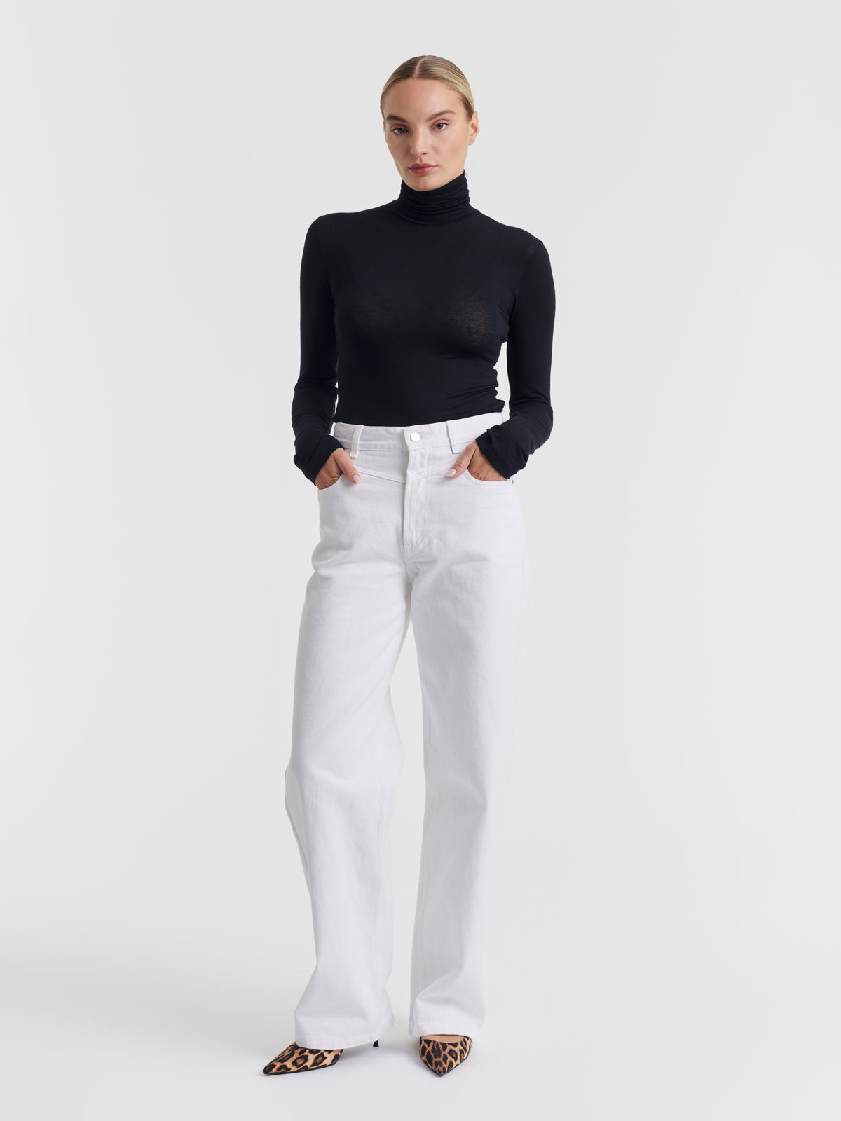 Top ELISABETH porté avec le jeans JENNI blanc