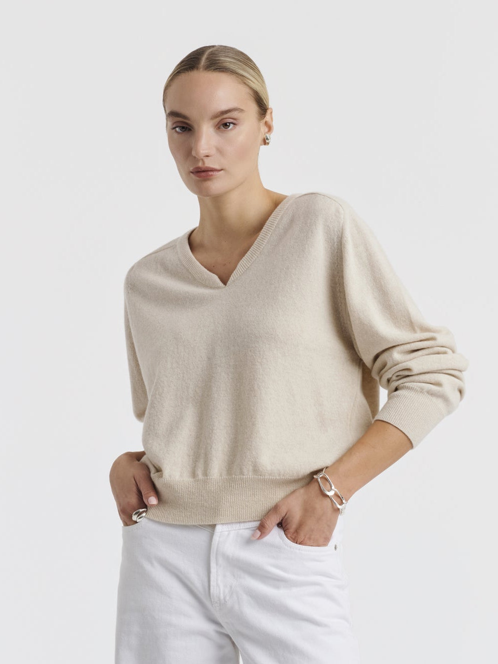 Split V-neck of the ESTHÉE jumper