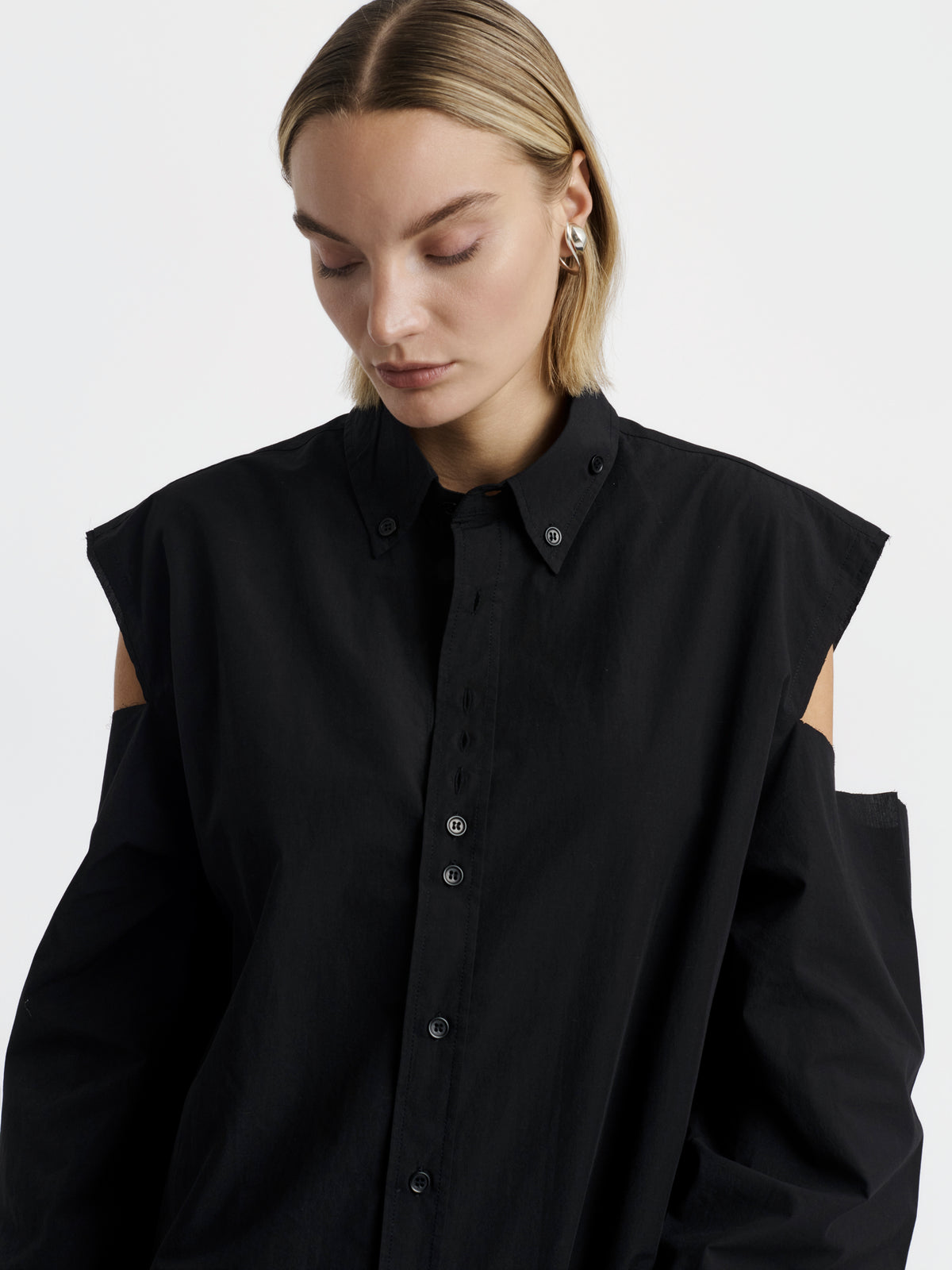 High collar and row of buttons of the MELANIE dress
