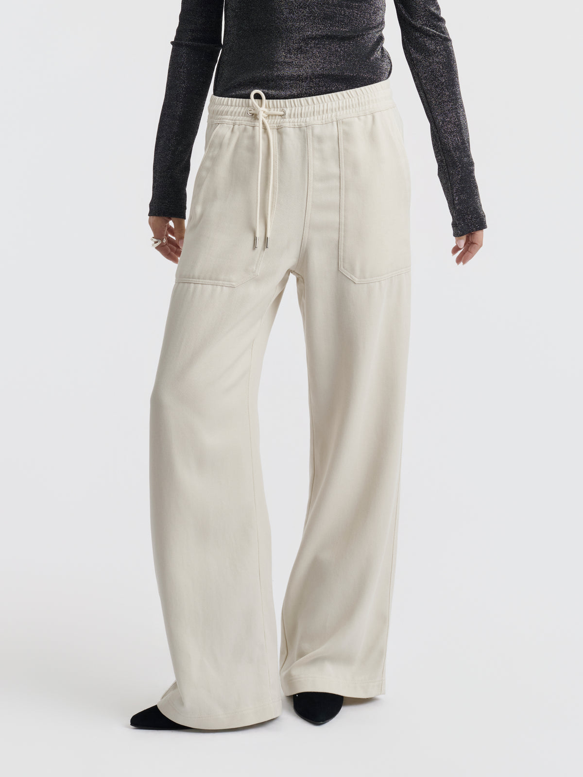 Drawstring waist and patch pocket of the VIC LYOCELL trousers